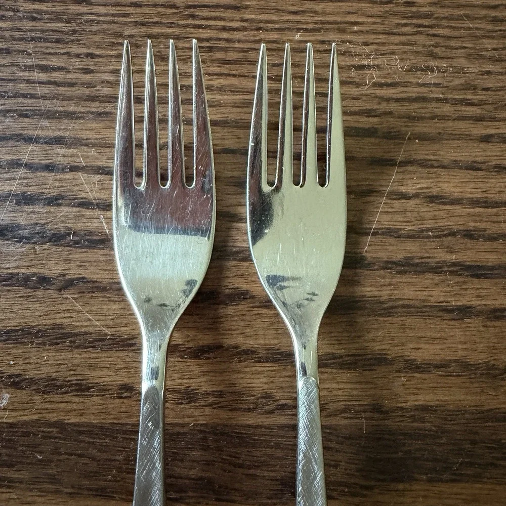 Set of 2 Oneida Heirloom WILL O' WISP 7 5/8